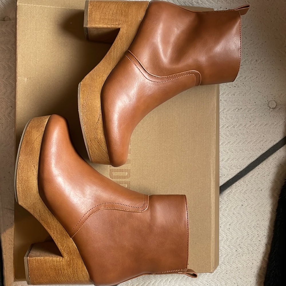 Women’s Aggy size 8 cognac boots, great condition, used twice